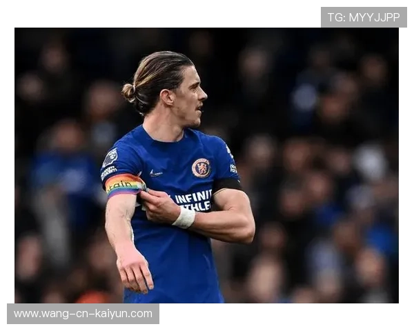 切尔西反复利用弱侧制造空档，加拉格尔频繁前插